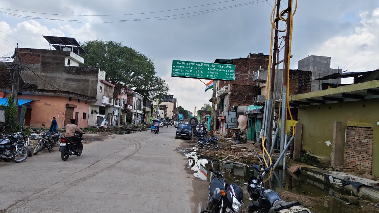 फोटो 07 सीकेटीपी 15 देवांगना -कर्वी की अधूरी फोरलेन सड़क बनाते कर्मचारी। संवाद फोटो 07 सीकेटीपी 15 देवांगना -कर्वी की अधूरी फोरलेन सड़क बनाते कर्मचारी। संवाद