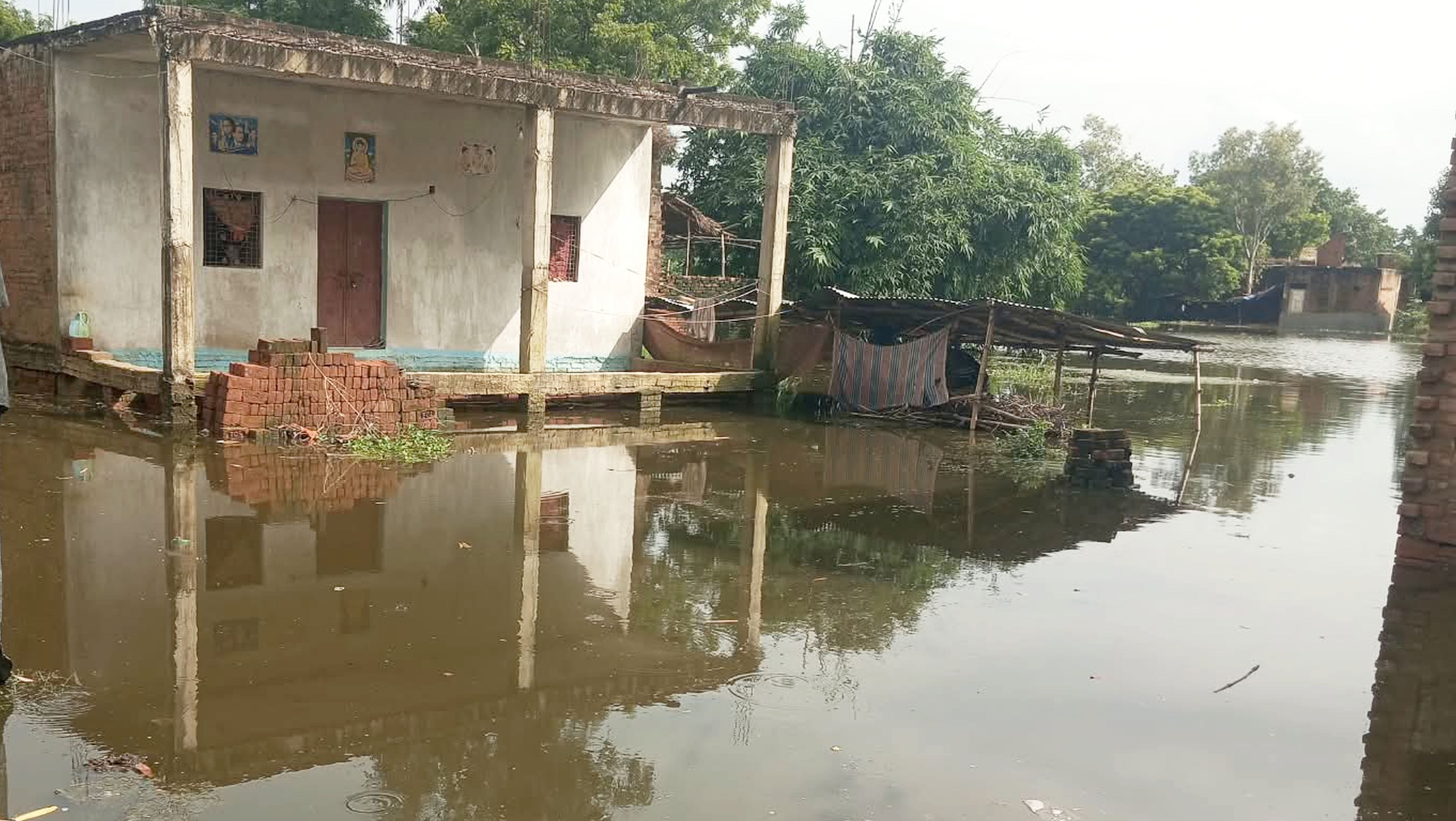 फोटो-09-धाता क्षेत्र के नारायनपुर गांव में भरा पानी। संवाद