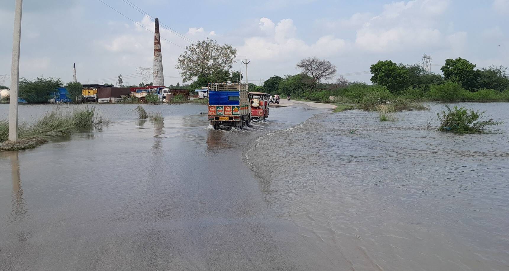फोटो-10-कल्याणी नदी उफनाने से पानी से डूबे खेत। संवाद फोटो-10-कल्याणी नदी उफनाने से पानी से डूबे खेत। संवाद