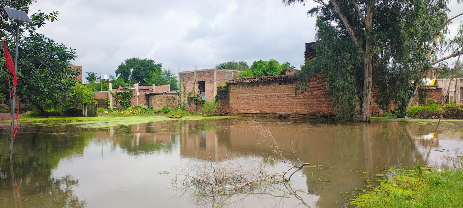 फोटो-13-सैमरा के स्वास्थ्य उपकेंद्र में और आसपास भरा पानी। अमर उजाला फोटो-13-सैमरा के स्वास्थ्य उपकेंद्र में और आसपास भरा पानी। अमर उजाला
