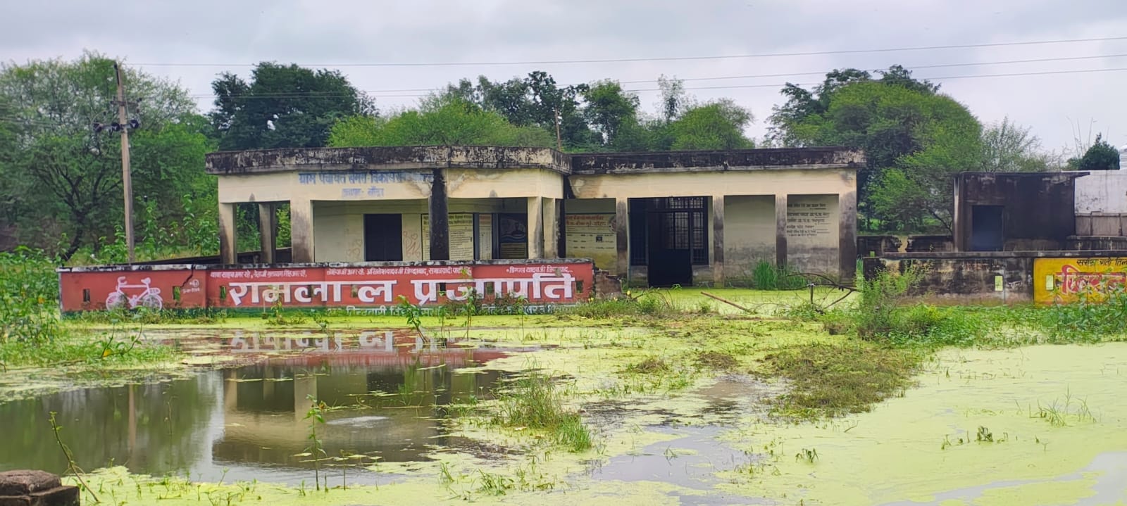 फोटो-13-सैमरा के स्वास्थ्य उपकेंद्र में और आसपास भरा पानी। अमर उजाला फोटो-13-सैमरा के स्वास्थ्य उपकेंद्र में और आसपास भरा पानी। अमर उजाला