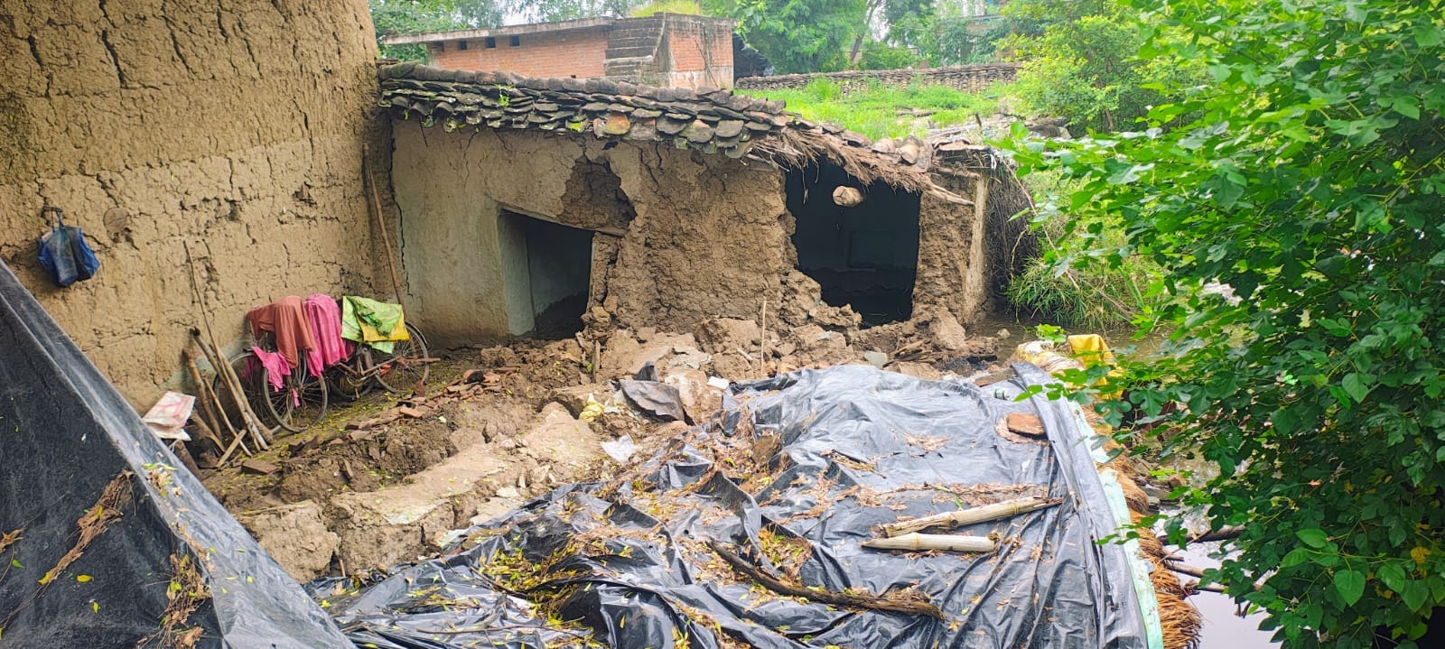 फोटो-13-सैमरा के स्वास्थ्य उपकेंद्र में और आसपास भरा पानी। अमर उजाला फोटो-13-सैमरा के स्वास्थ्य उपकेंद्र में और आसपास भरा पानी। अमर उजाला