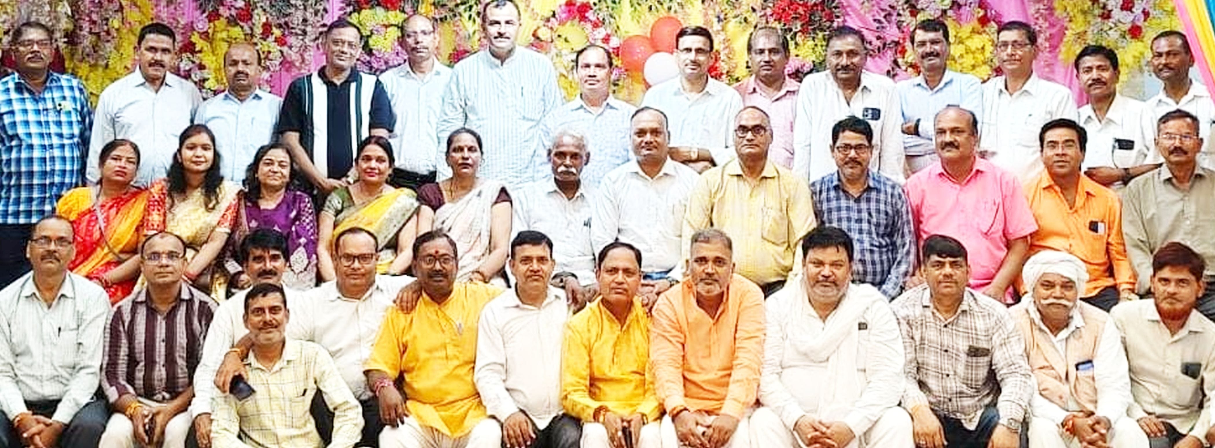फोटो-28-शहर के एक प्रतिष्ठान में मौजूद बीटीसी प्रशिक्षण से जुड़े साथी। संवाद फोटो-28-शहर के एक प्रतिष्ठान में मौजूद बीटीसी प्रशिक्षण से जुड़े साथी। संवाद