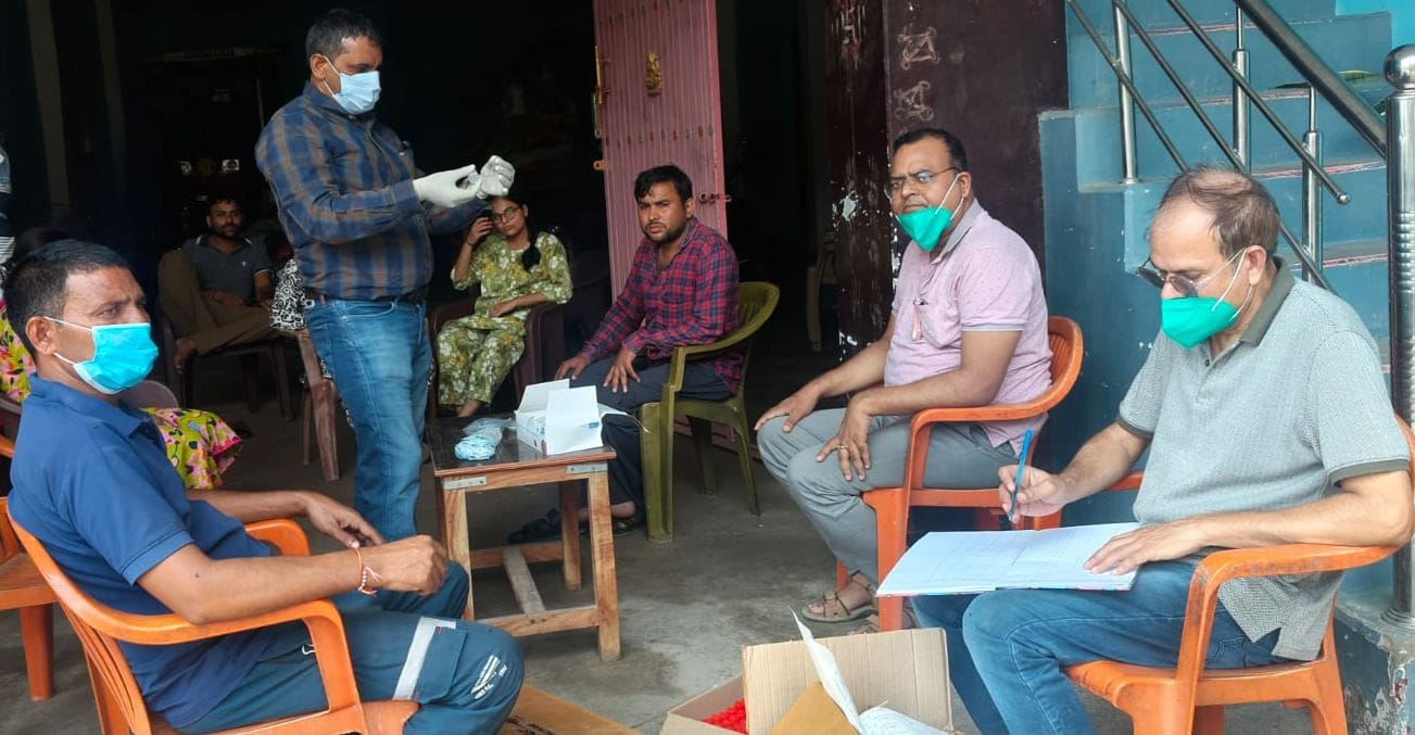 फोटो-34-अटवा बैक गांव में युवक का सैंपल लेते स्वास्थ्य कर्मी। स्रोत: चिकित्सक। फोटो-34-अटवा बैक गांव में युवक का सैंपल लेते स्वास्थ्य कर्मी। स्रोत: चिकित्सक।