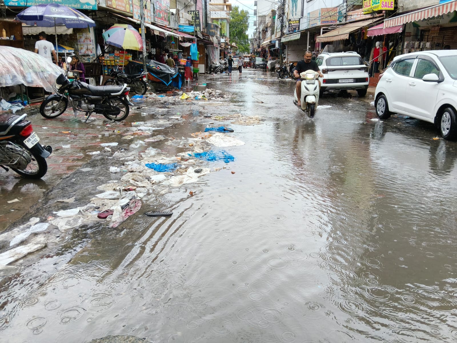 फोटो : बारिश में मस्ती: सोनीपत में बारिश के बीच बच्चों को बाइक पर बैठाकर सेक्टर-12 से गुजरता अ फोटो : बारिश में मस्ती: सोनीपत में बारिश के बीच बच्चों को बाइक पर बैठाकर सेक्टर-12 से गुजरता अ