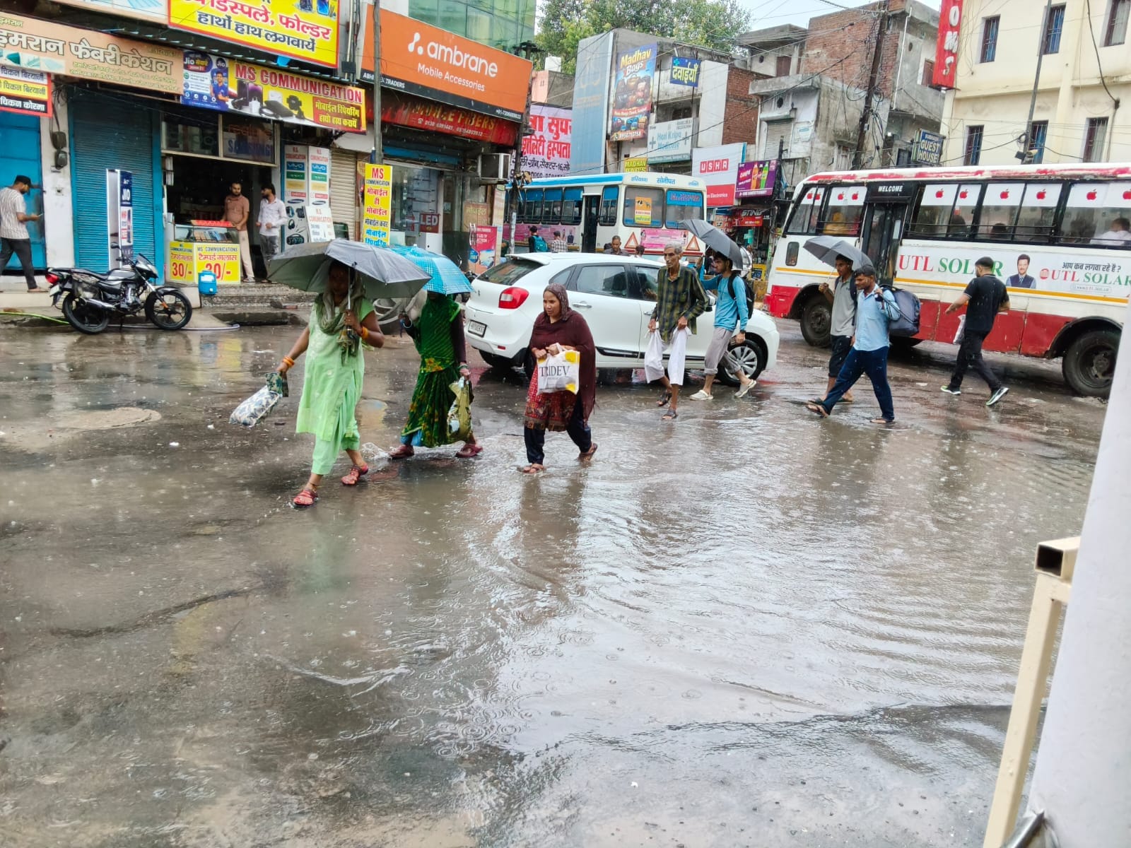फोटो : बारिश में मस्ती: सोनीपत में बारिश के बीच बच्चों को बाइक पर बैठाकर सेक्टर-12 से गुजरता अ फोटो : बारिश में मस्ती: सोनीपत में बारिश के बीच बच्चों को बाइक पर बैठाकर सेक्टर-12 से गुजरता अ