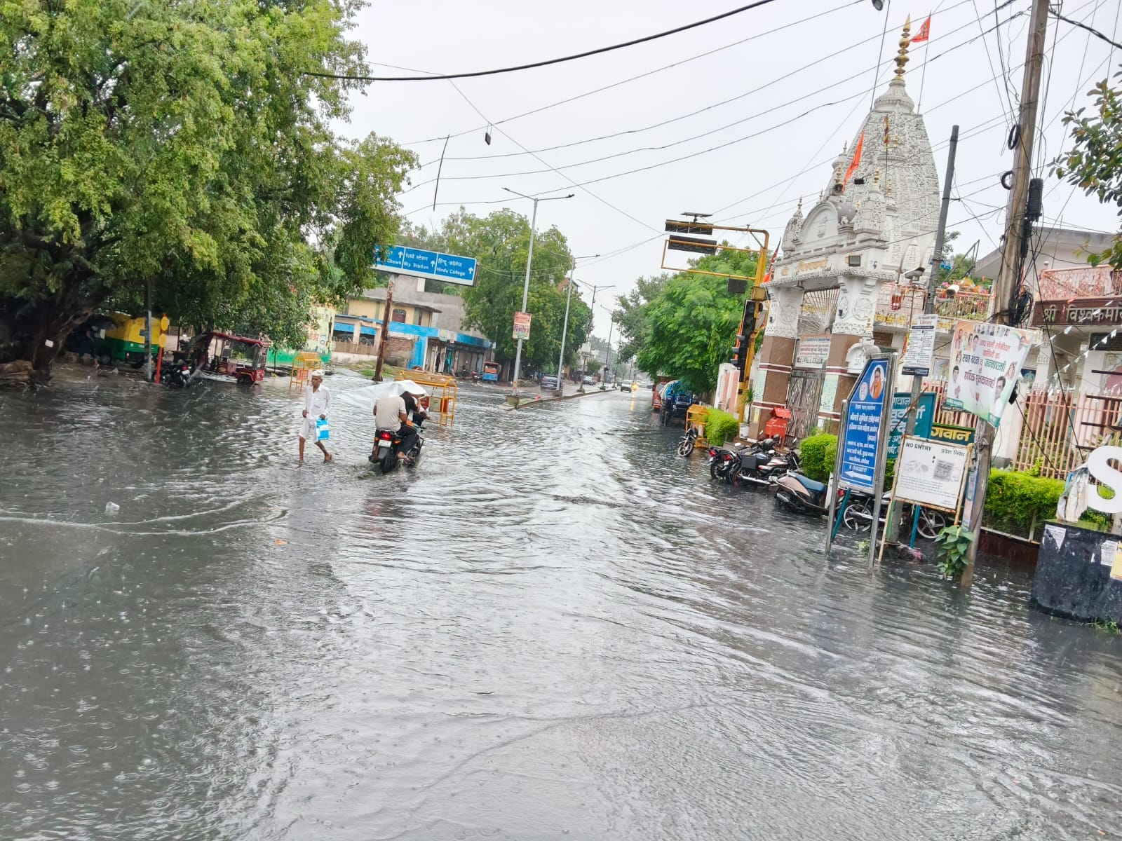 फोटो : बारिश में मस्ती: सोनीपत में बारिश के बीच बच्चों को बाइक पर बैठाकर सेक्टर-12 से गुजरता अ फोटो : बारिश में मस्ती: सोनीपत में बारिश के बीच बच्चों को बाइक पर बैठाकर सेक्टर-12 से गुजरता अ