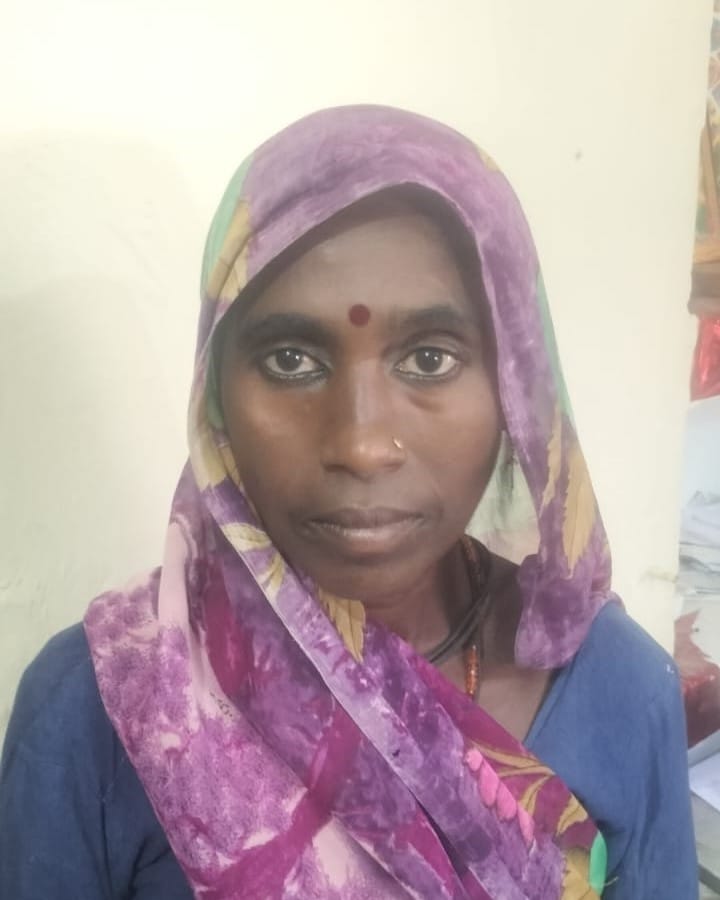 फोटो07एचएएमपी-04 शिकायत करने जाती महिलाएं। संवाद फोटो07एचएएमपी-04 शिकायत करने जाती महिलाएं। संवाद