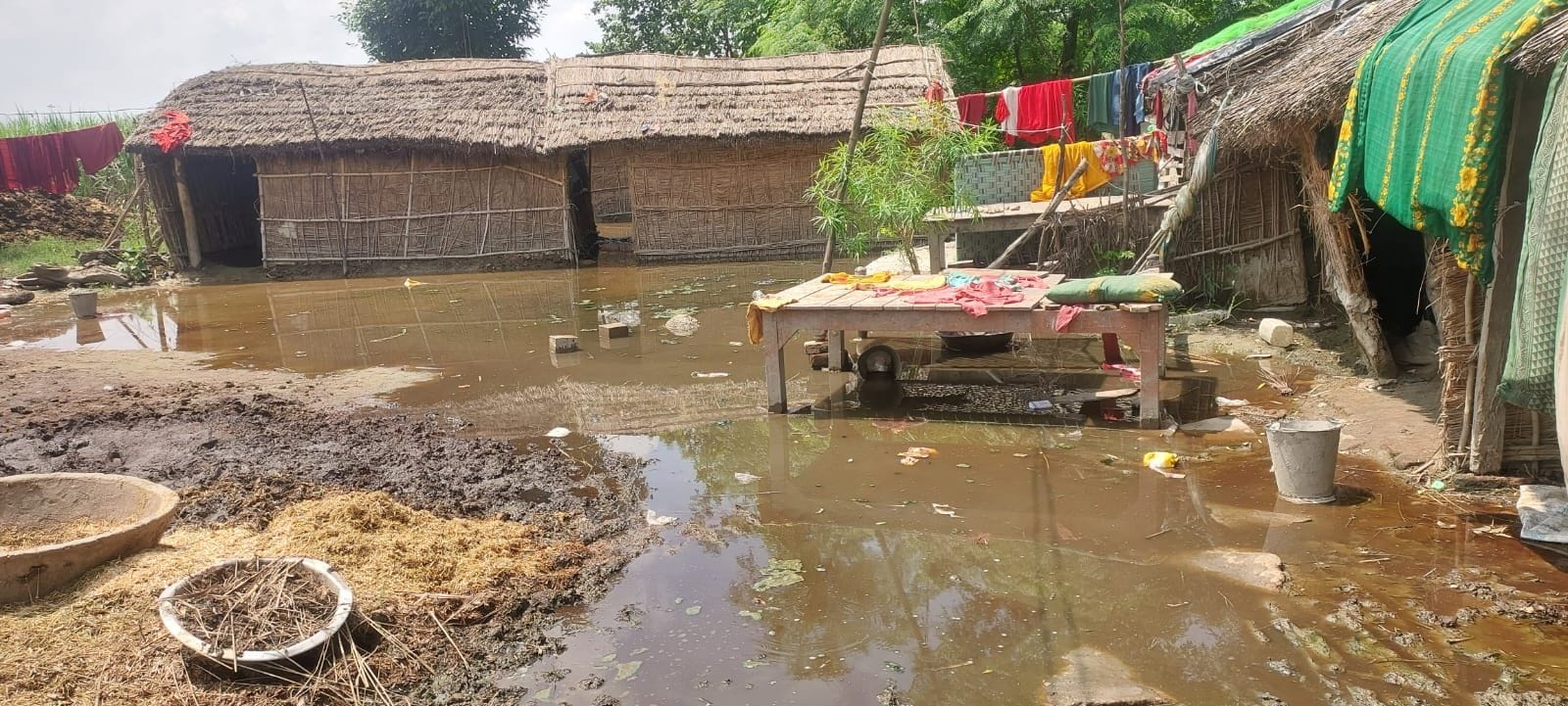गोंडा में बाढ़ के हालात बयां करतीं तस्वीरें। संवाद गोंडा में बाढ़ के हालात बयां करतीं तस्वीरें। संवाद