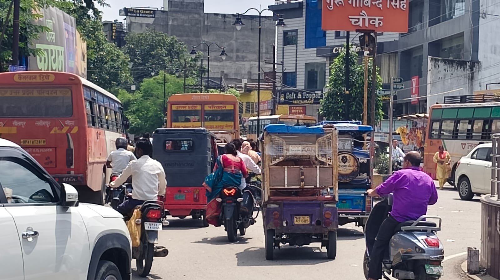 गुरु गोविंद सिंह चौक के पास खड़ी बसें व मौजूद ट्रैफिक सिपाही। संवाद गुरु गोविंद सिंह चौक के पास खड़ी बसें व मौजूद ट्रैफिक सिपाही। संवाद