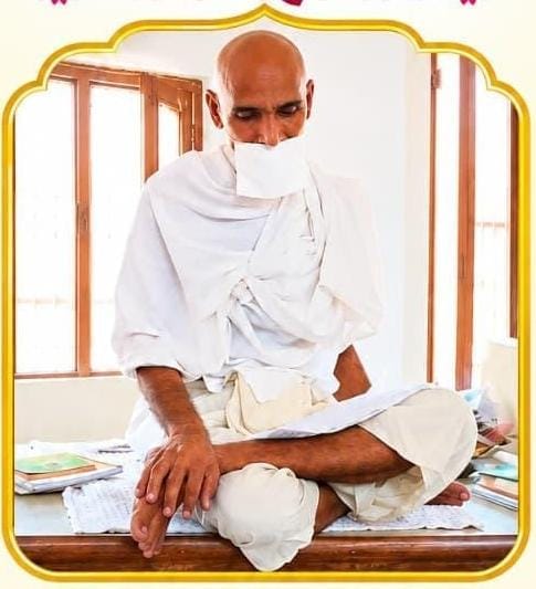 गांधी मंडी में प्रवचन सुनते साधक : स्रोत : सभा गांधी मंडी में प्रवचन सुनते साधक : स्रोत : सभा