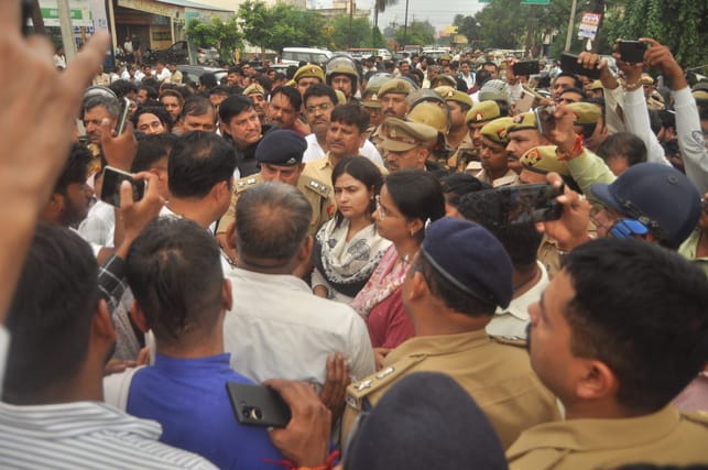 गांव बदनौली में हापुड़ मोदीनगर रोड पर सड़क पर बैठे लोग। संवाद गांव बदनौली में हापुड़ मोदीनगर रोड पर सड़क पर बैठे लोग। संवाद