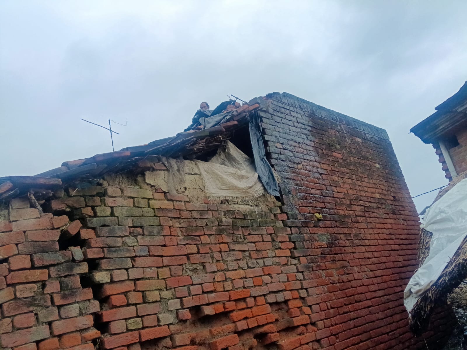 घुंघचाई में बिजली गिरने से छतिग्रस्त हुई छत--संवाद घुंघचाई में बिजली गिरने से छतिग्रस्त हुई छत--संवाद