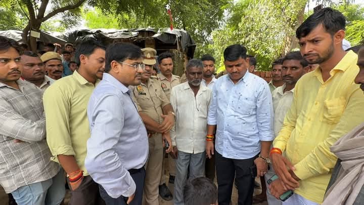 घोघपुर में हुए हादसे के बाद एक दूसरे से लिपट कर रोते दोनों भाई सोनू और राजेश