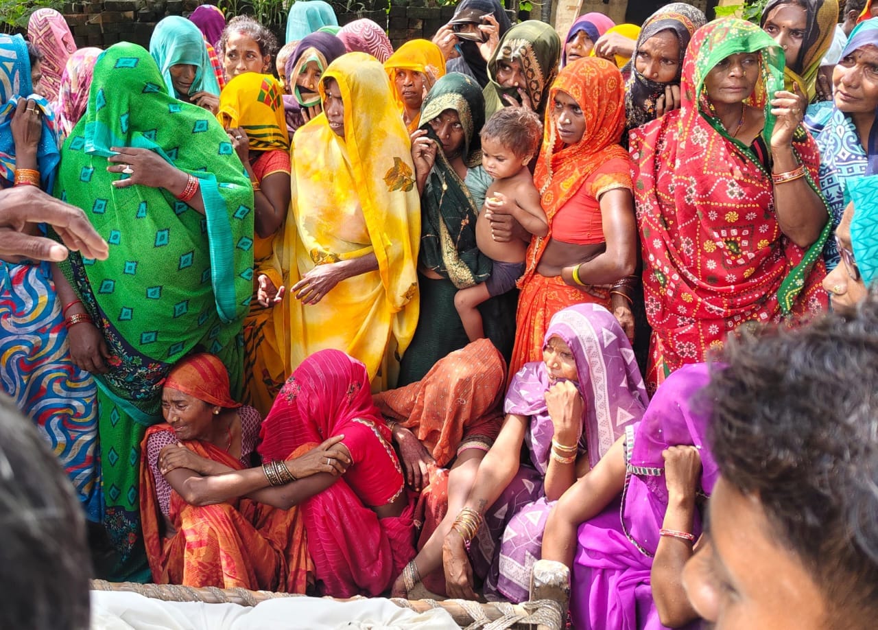 घोघपुर में हुए हादसे के बाद एक दूसरे से लिपट कर रोते दोनों भाई सोनू और राजेश