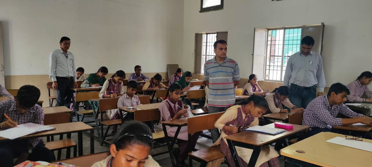 इंडियन ओलंपियाड क्वालिफायर इन मैथमेटिक्स की परीक्षा देते हुए विद्यार्थी। विज्ञप्ति इंडियन ओलंपियाड क्वालिफायर इन मैथमेटिक्स की परीक्षा देते हुए विद्यार्थी। विज्ञप्ति