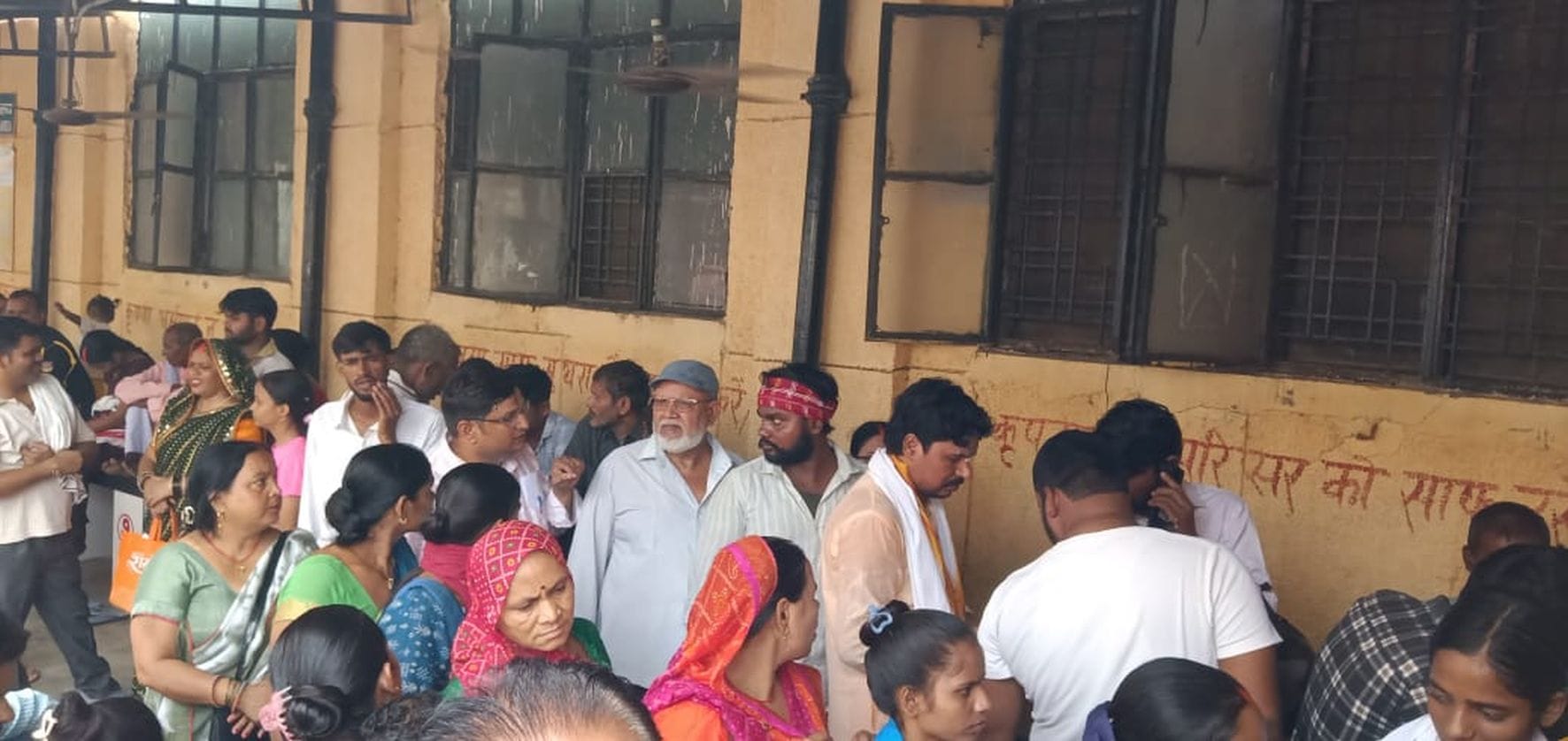 जिला अस्पताल के ओपीडी के बाहर बिना मास्क के लाइन में लगे मरीज और तीमारदार। जिला अस्पताल के ओपीडी के बाहर बिना मास्क के लाइन में लगे मरीज और तीमारदार।