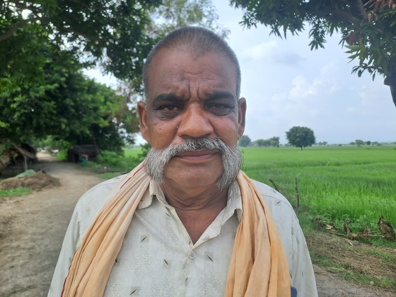 जमुनहा क्षेत्र में हसनापुर गांव के पास खेत का कटान करती राप्ती नदी।- जमुनहा क्षेत्र में हसनापुर गांव के पास खेत का कटान करती राप्ती नदी।-