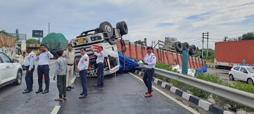 जीटी रोड पर पलटा ट्राला मौके पर मौजूद पुलिसकर्मी। संवाद जीटी रोड पर पलटा ट्राला मौके पर मौजूद पुलिसकर्मी। संवाद