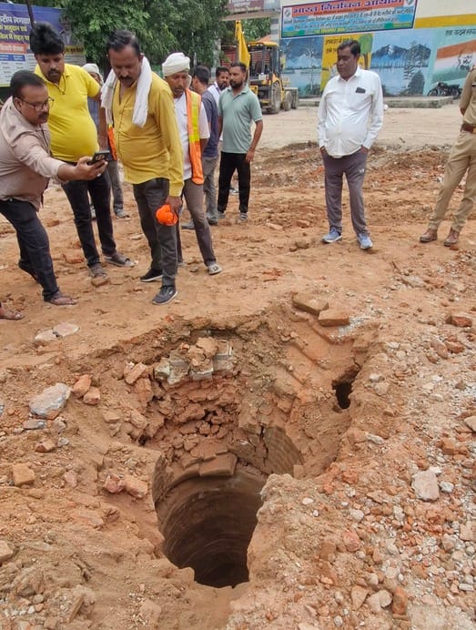 कलक्ट्रेट परिसर में मस्जिद के ध्वस्तीकरण के बाद की स्थिति। कलक्ट्रेट परिसर में मस्जिद के ध्वस्तीकरण के बाद की स्थिति।