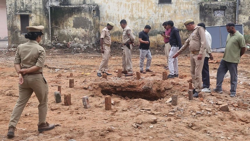 कलक्ट्रेट परिसर में मस्जिद के ध्वस्तीकरण के बाद की स्थिति। कलक्ट्रेट परिसर में मस्जिद के ध्वस्तीकरण के बाद की स्थिति।