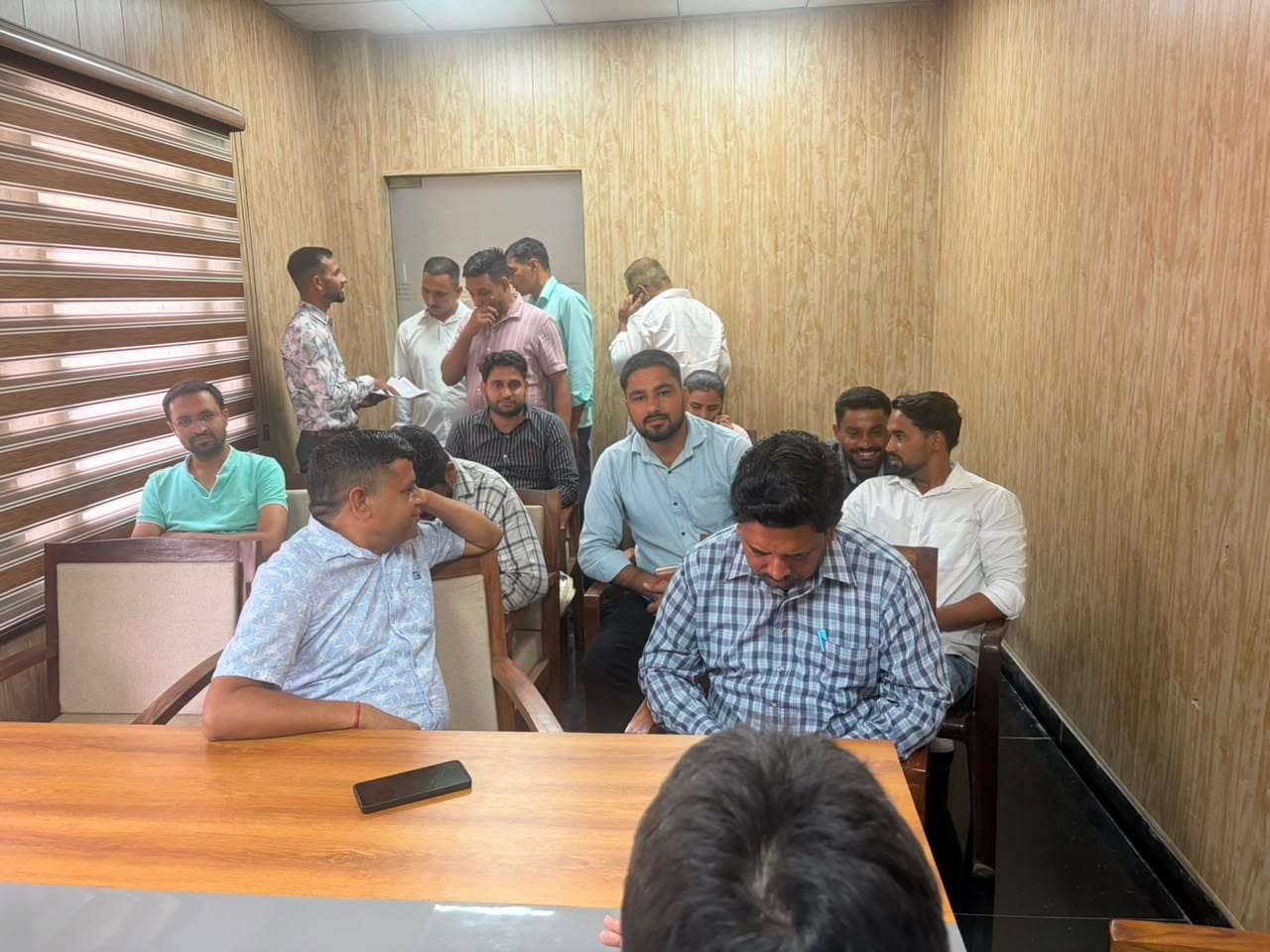 कामकाज बंद कर कमरे में बैठे इंजीनियर। विज्ञप्ति कामकाज बंद कर कमरे में बैठे इंजीनियर। विज्ञप्ति