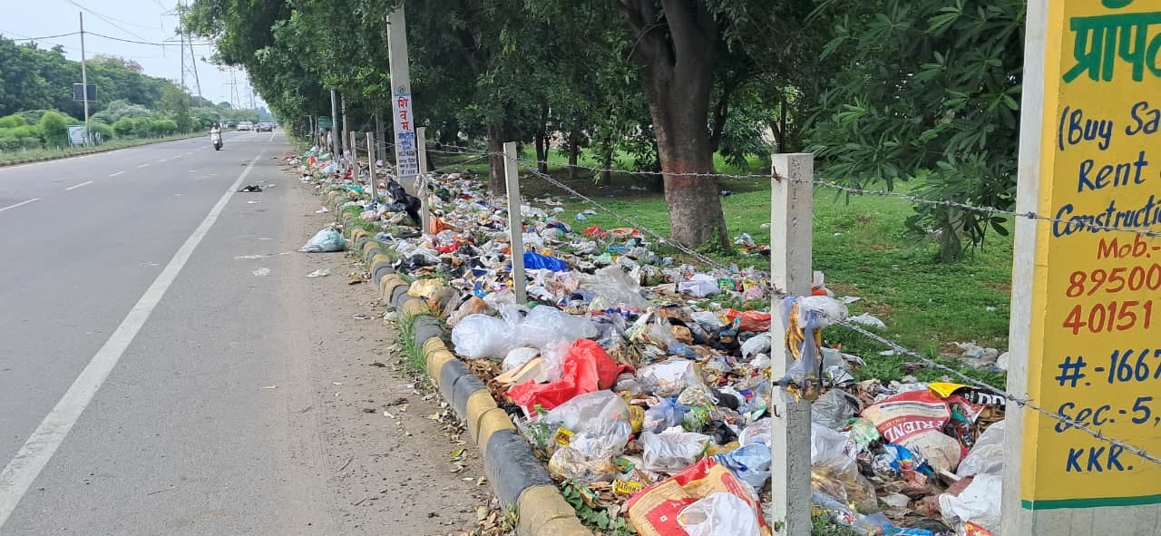 कुरुक्षेत्र। एनआईटी के बाहर लगा कूड़े का ढेर। संवाद कुरुक्षेत्र। एनआईटी के बाहर लगा कूड़े का ढेर। संवाद
