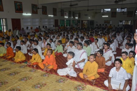 कारसेवक पुरम स्थित सभागार में विश्व हिन्दू परिषद के 62वें स्थापना दिवस पर आयोजित कार्यक्रम में