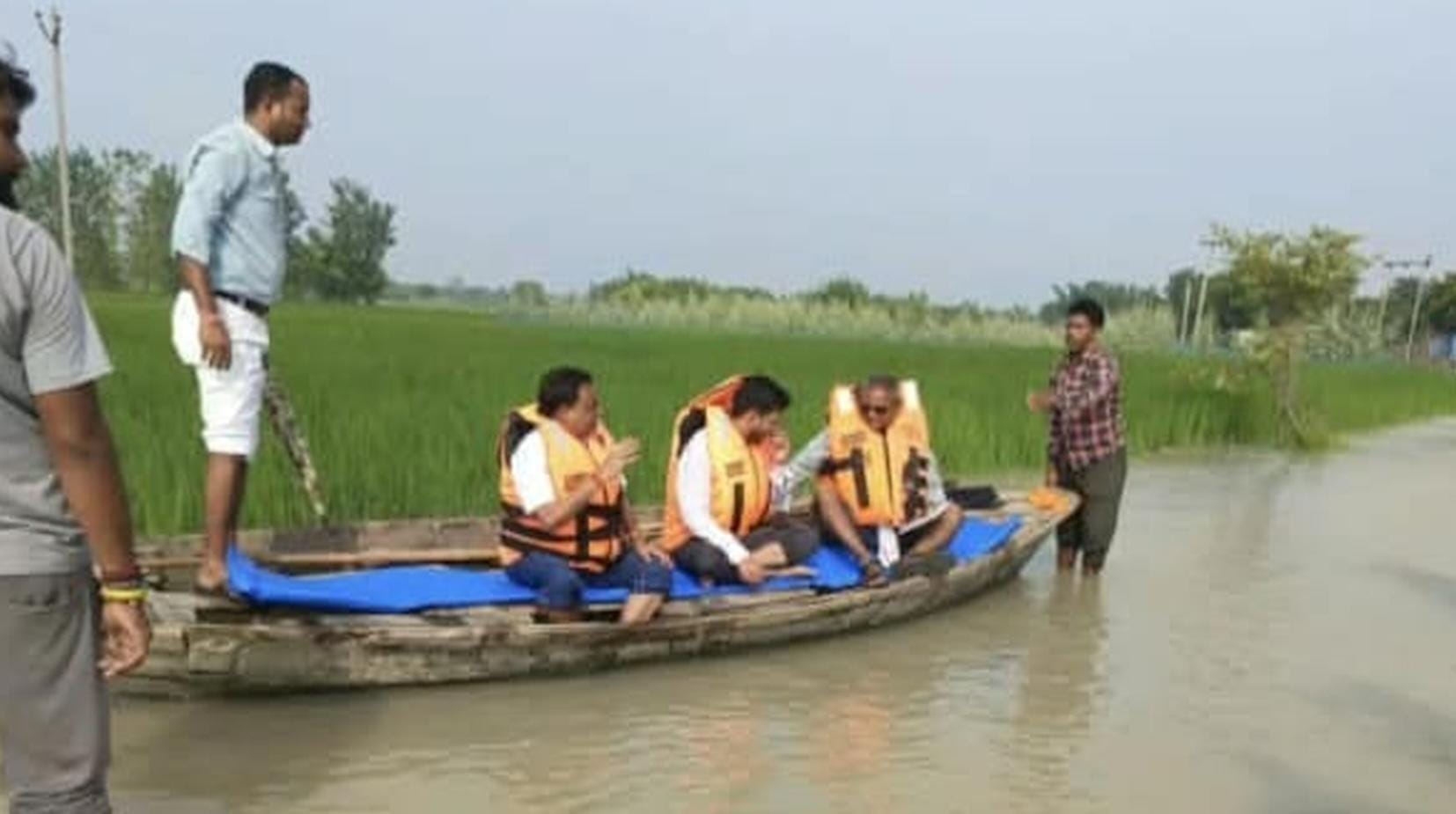 महसी व मिंहीपुरवा इलाके में गांवों में बढ़ा पानी। महसी व मिंहीपुरवा इलाके में गांवों में बढ़ा पानी।