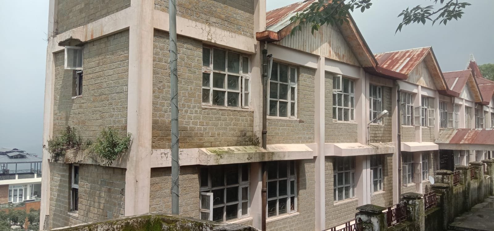 मुख्यालय नाहन स्थित डीएलएड (जेबीटी) छात्रावास। संवाद