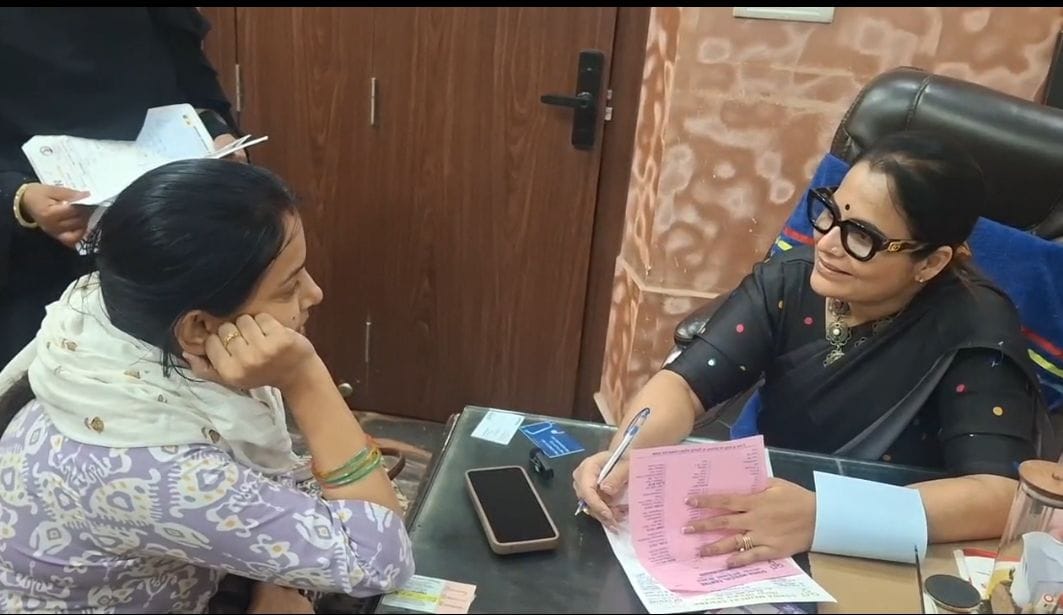 मरीज से अवधी में बात करतीं डॉ. अनीता मिश्रा व अमिताभ बच्चन की पोस्ट। - संवाद मरीज से अवधी में बात करतीं डॉ. अनीता मिश्रा व अमिताभ बच्चन की पोस्ट। - संवाद