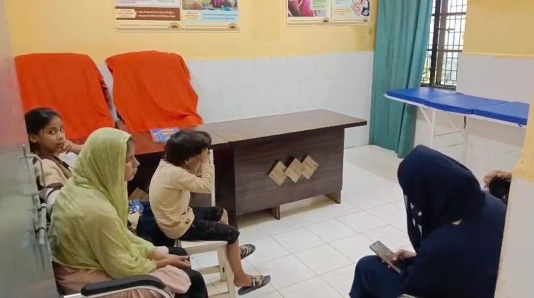 नौगढ़ के अमदहां प्राथमिक स्वास्थ्य केंद्र पर खाली पड़ी कुर्सी। संवाद नौगढ़ के अमदहां प्राथमिक स्वास्थ्य केंद्र पर खाली पड़ी कुर्सी। संवाद