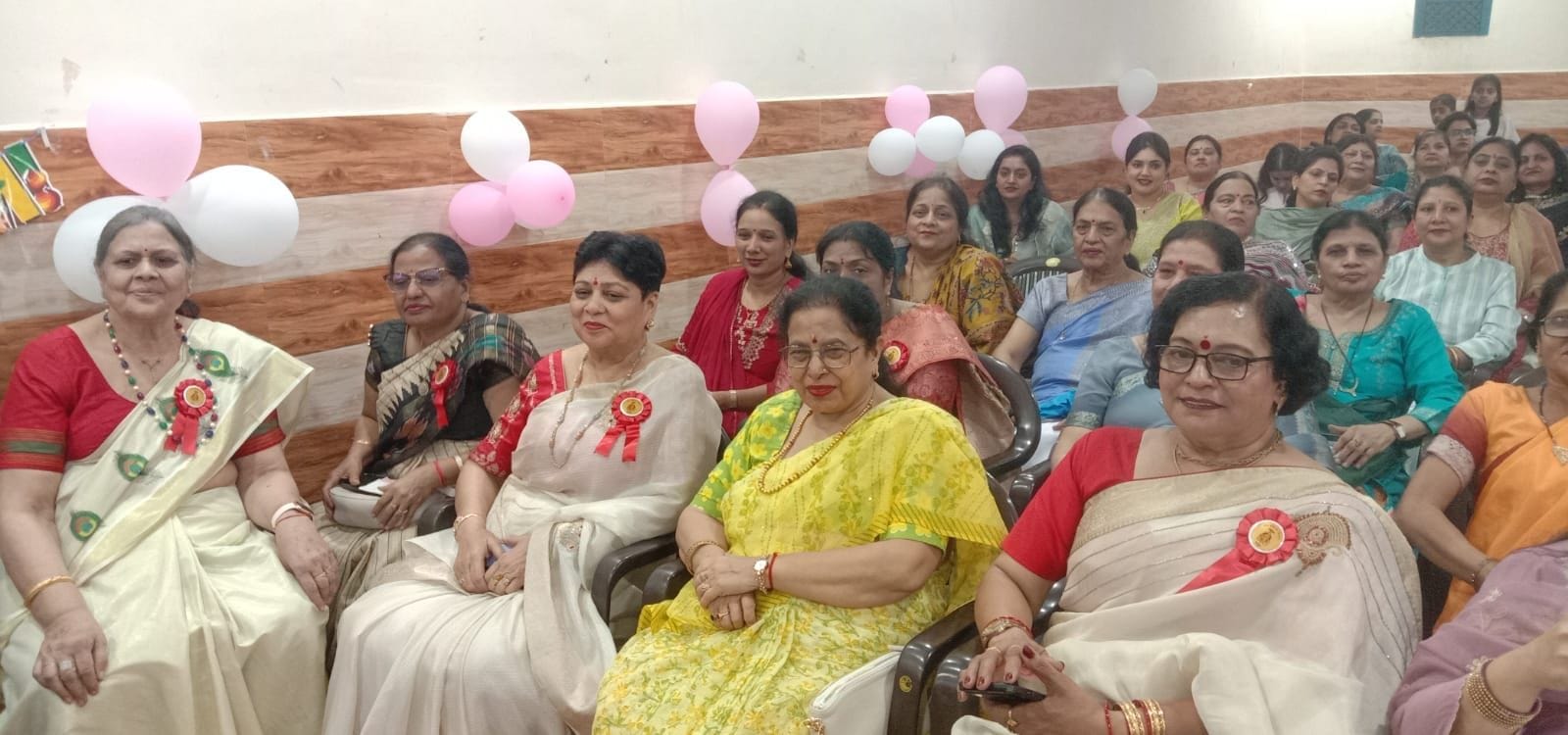 नाहन में अग्र महिला मिलन समाज के कार्यक्रम में मौजूद महिलाएं। संवाद