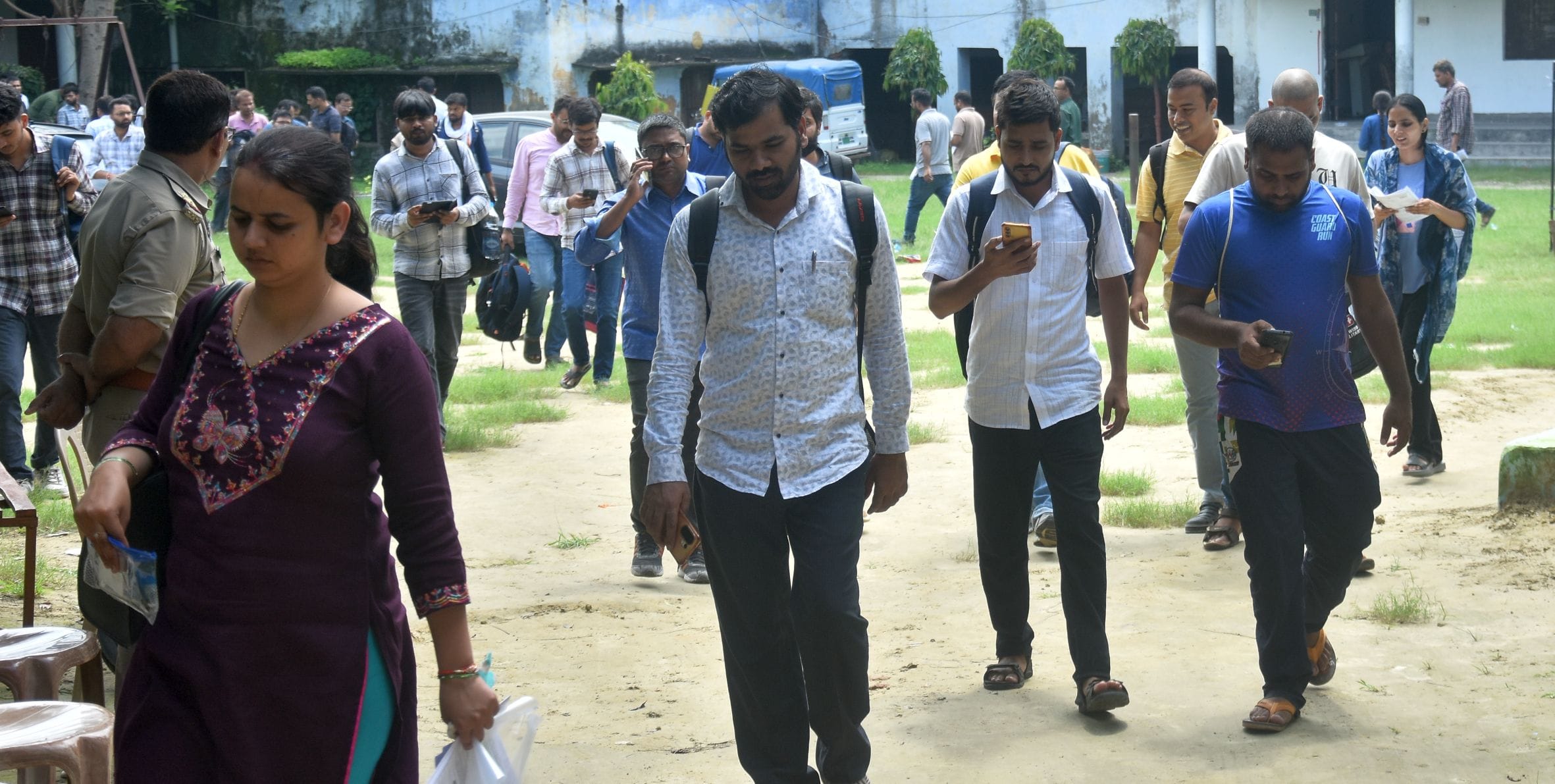 परीक्षा देकर निकलते छात्र