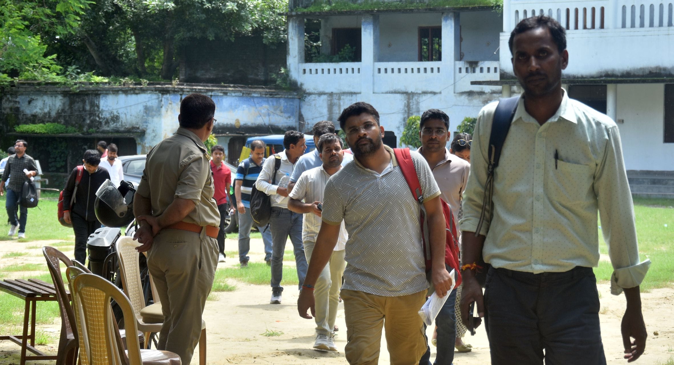 परीक्षा देकर निकलते छात्र