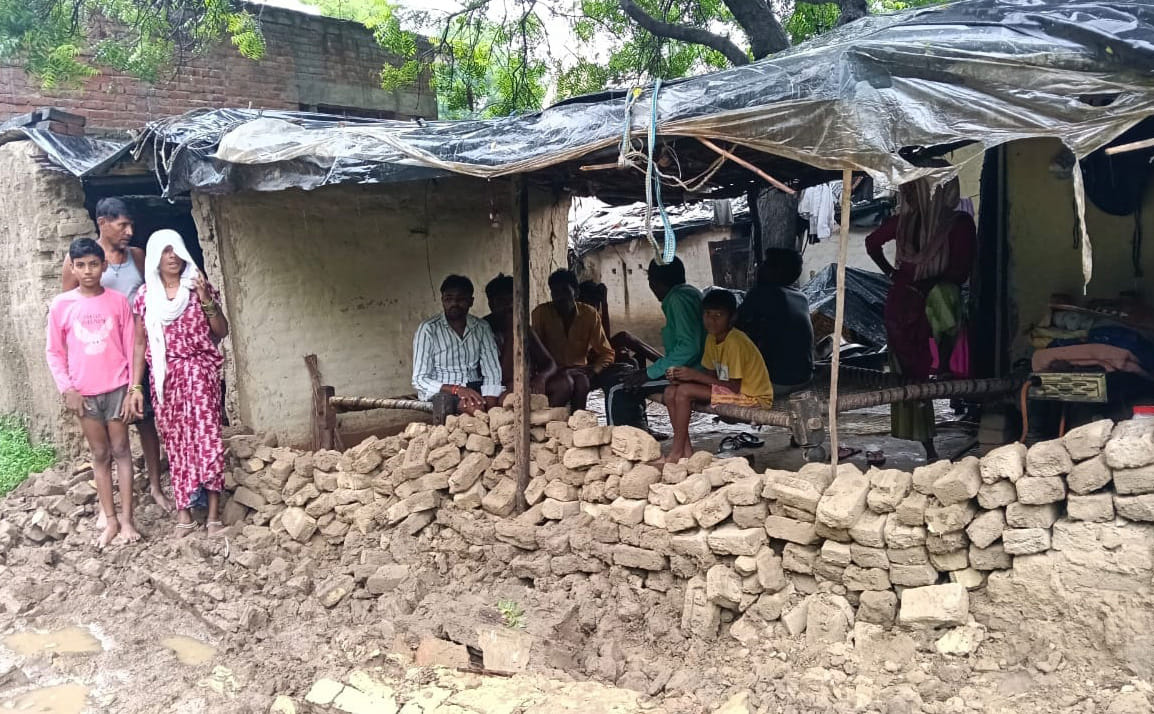 परोली में गिरी पक्के मकान की छत। संवाद परोली में गिरी पक्के मकान की छत। संवाद