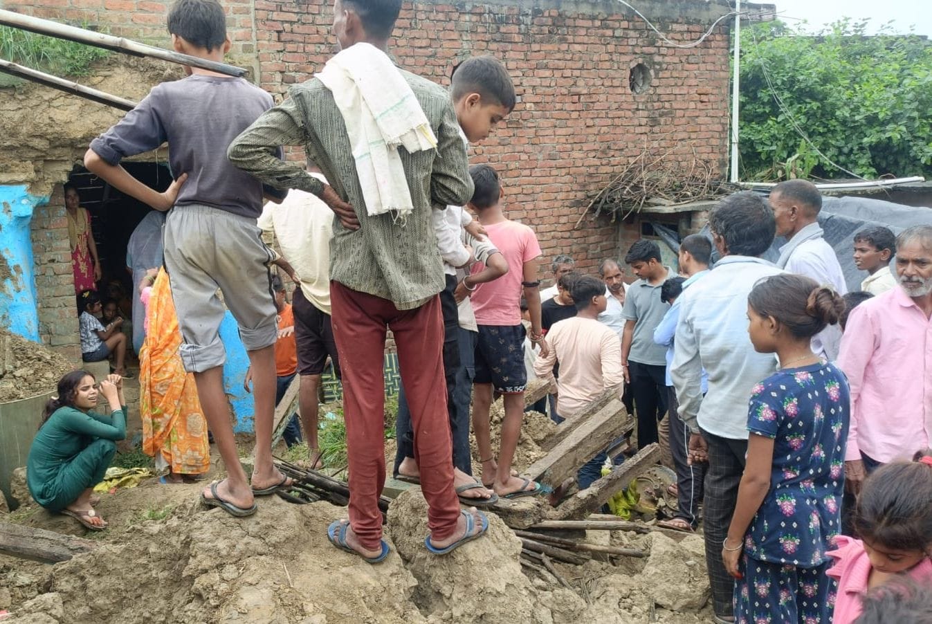 परोली में गिरी पक्के मकान की छत। संवाद परोली में गिरी पक्के मकान की छत। संवाद