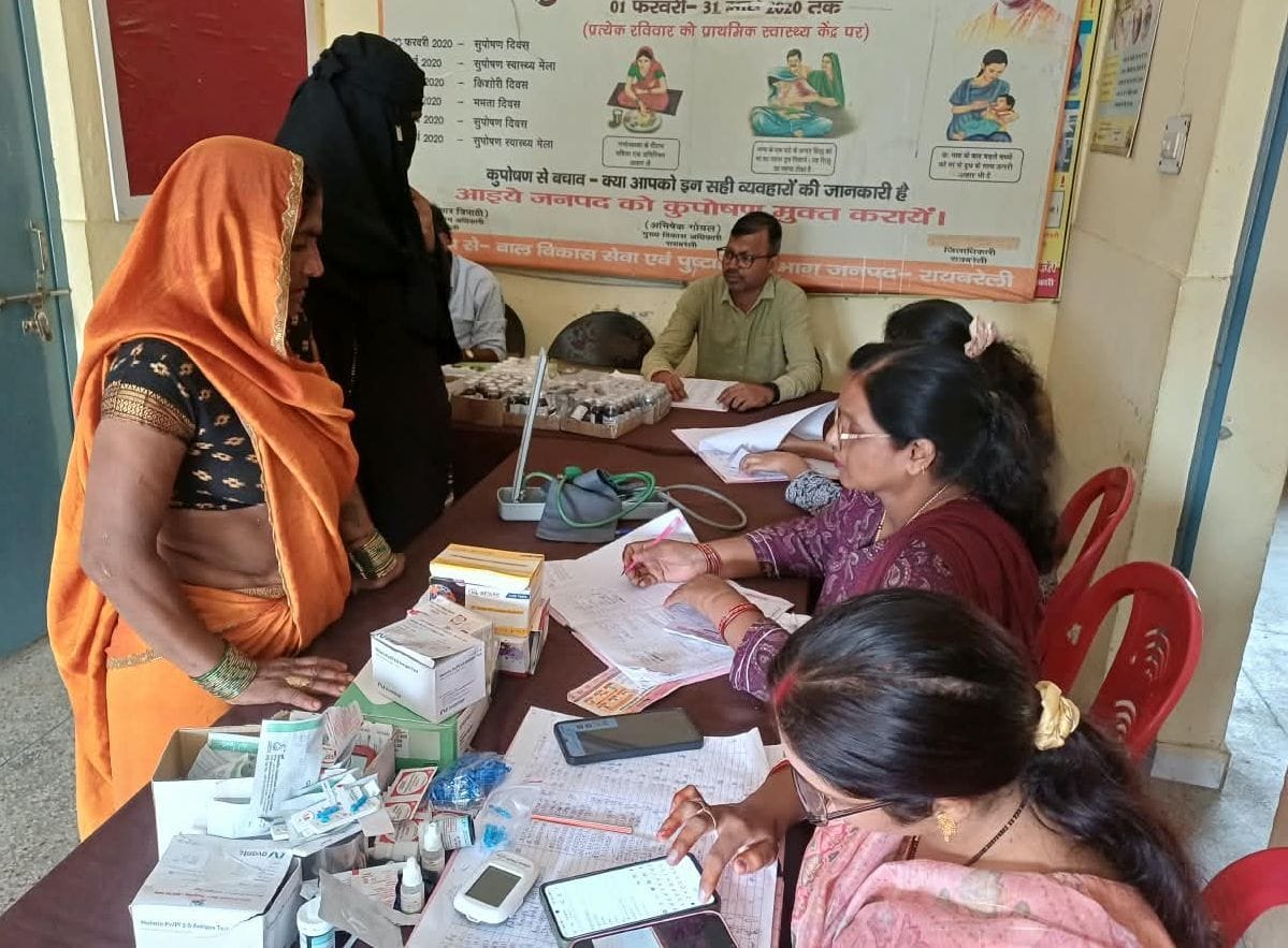 परशदेपुर में मुख्यमंत्री आरोग्य मेले में लोगों का स्वास्थ्य परीक्षण करते चिकित्सक। परशदेपुर में मुख्यमंत्री आरोग्य मेले में लोगों का स्वास्थ्य परीक्षण करते चिकित्सक।