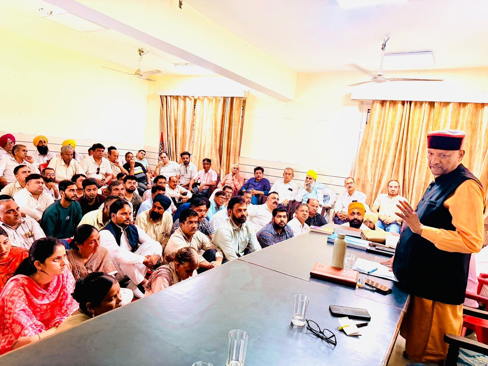 पांवटा साहिब विधानसभा क्षेत्र के दोनों मंडलों की संयुक्त बैठक में भाग लेते हुए पदाधिकारी व कार् पांवटा साहिब विधानसभा क्षेत्र के दोनों मंडलों की संयुक्त बैठक में भाग लेते हुए पदाधिकारी व कार्