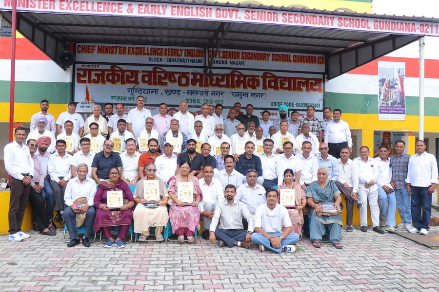 राजकीय विद्यालय गुंदियाना में अपने गुरुजनों को सम्मानित करते शिक्षक। स्वयं