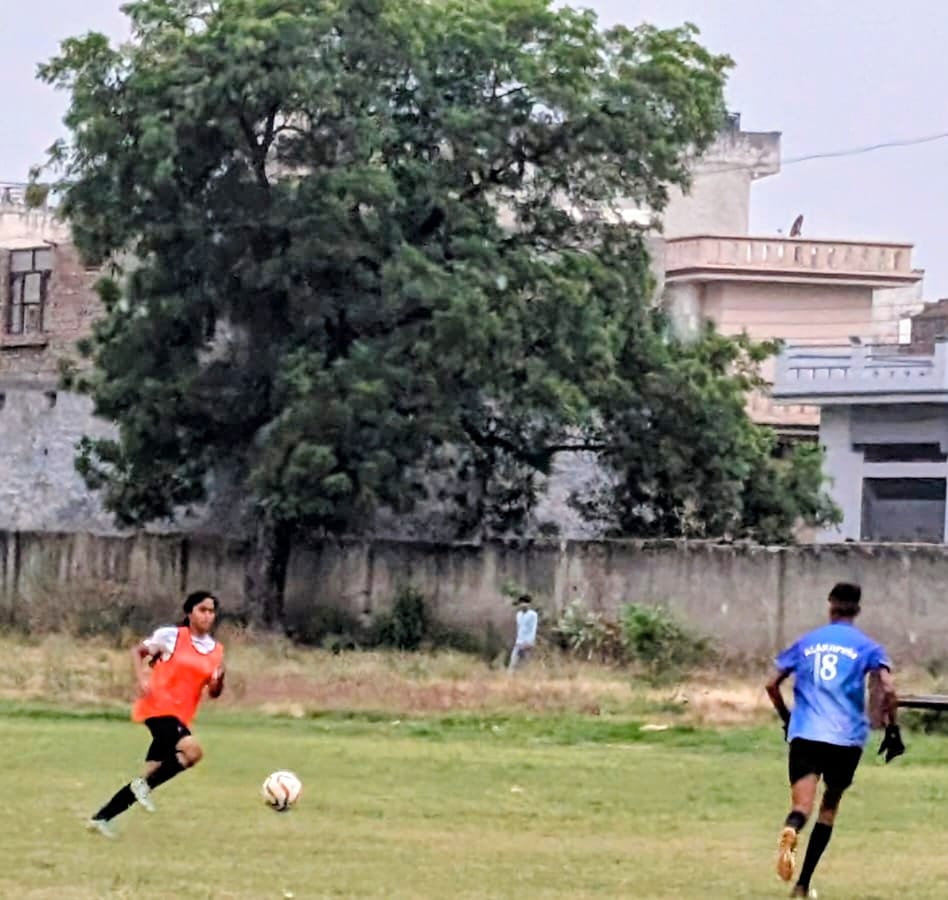 राज्य स्तरीय बैडमिंटन प्रतियोगिता में दमखम दिखाती खिलाड़ी। संवाद राज्य स्तरीय बैडमिंटन प्रतियोगिता में दमखम दिखाती खिलाड़ी। संवाद