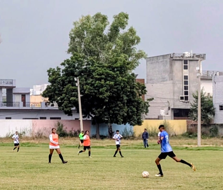 राज्य स्तरीय बैडमिंटन प्रतियोगिता में दमखम दिखाती खिलाड़ी। संवाद राज्य स्तरीय बैडमिंटन प्रतियोगिता में दमखम दिखाती खिलाड़ी। संवाद