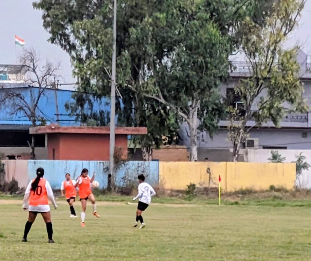 राज्य स्तरीय बैडमिंटन प्रतियोगिता में दमखम दिखाती खिलाड़ी। संवाद राज्य स्तरीय बैडमिंटन प्रतियोगिता में दमखम दिखाती खिलाड़ी। संवाद
