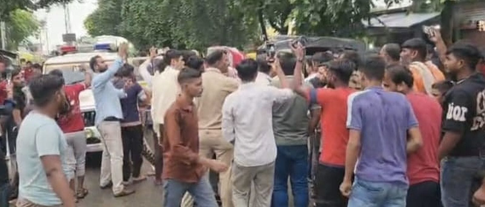 रानेट चौराहे स्थित गेस्ट हाउस से युवती को पकड़ कर ले जाती पुलिस। संवाद