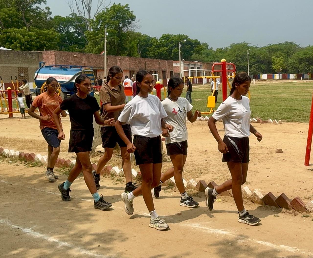 रतिया। गांव ढिंगसरा के खेल मैदान में एथलेटिक्स प्रतियोगिता में भाग लेते खिलाड़ी। स्त्रोत आयोजक