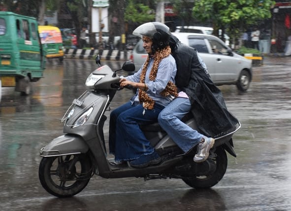 रविवार को हजरतगंज इलाके में हुई झमाझम बारिश के दौरान निकलते राहगीर। रविवार को हजरतगंज इलाके में हुई झमाझम बारिश के दौरान निकलते राहगीर।