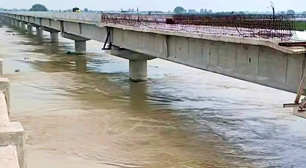 रविवार को मोहल्ला सुभाषनगर की गली में बाढ़ का पानी। संवाद रविवार को मोहल्ला सुभाषनगर की गली में बाढ़ का पानी। संवाद