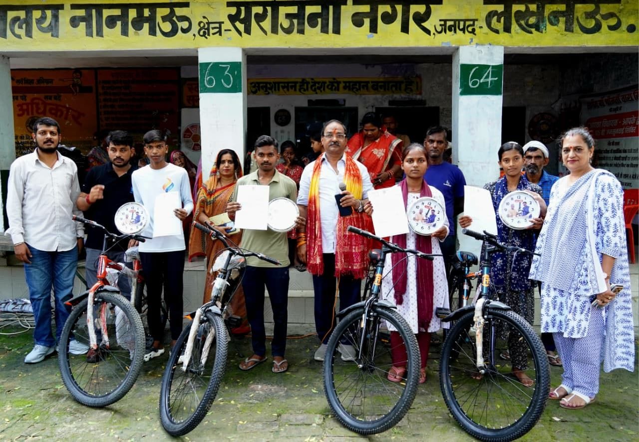 साइकिल के साथ मेधावी। साइकिल के साथ मेधावी।