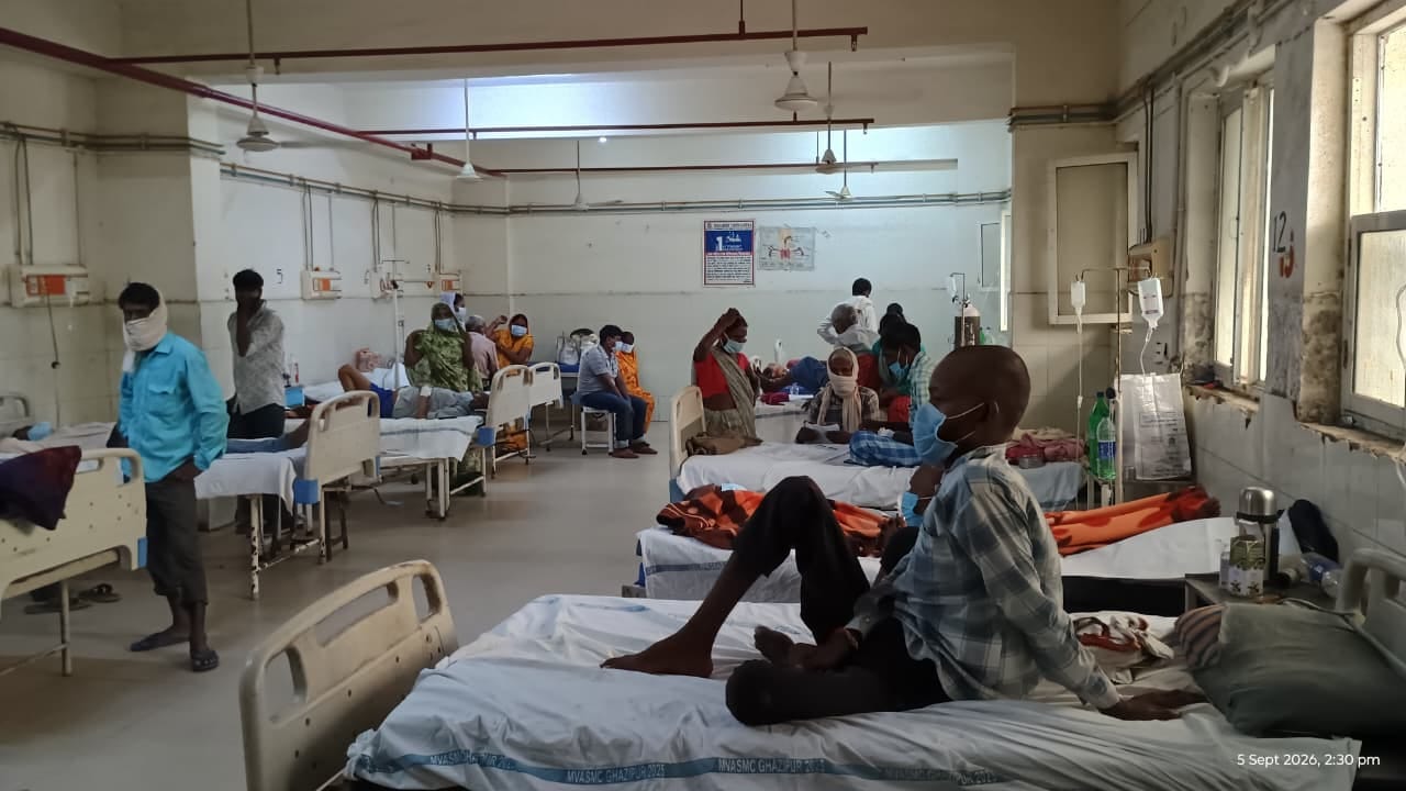 शहर के गोराबाजार स्थित मेडिकल कॉलेज अस्पताल के टीबी वार्ड में मरीज के बेड पर पड़ा ब्लड का क्वा शहर के गोराबाजार स्थित मेडिकल कॉलेज अस्पताल के टीबी वार्ड में मरीज के बेड पर पड़ा ब्लड का क्वा