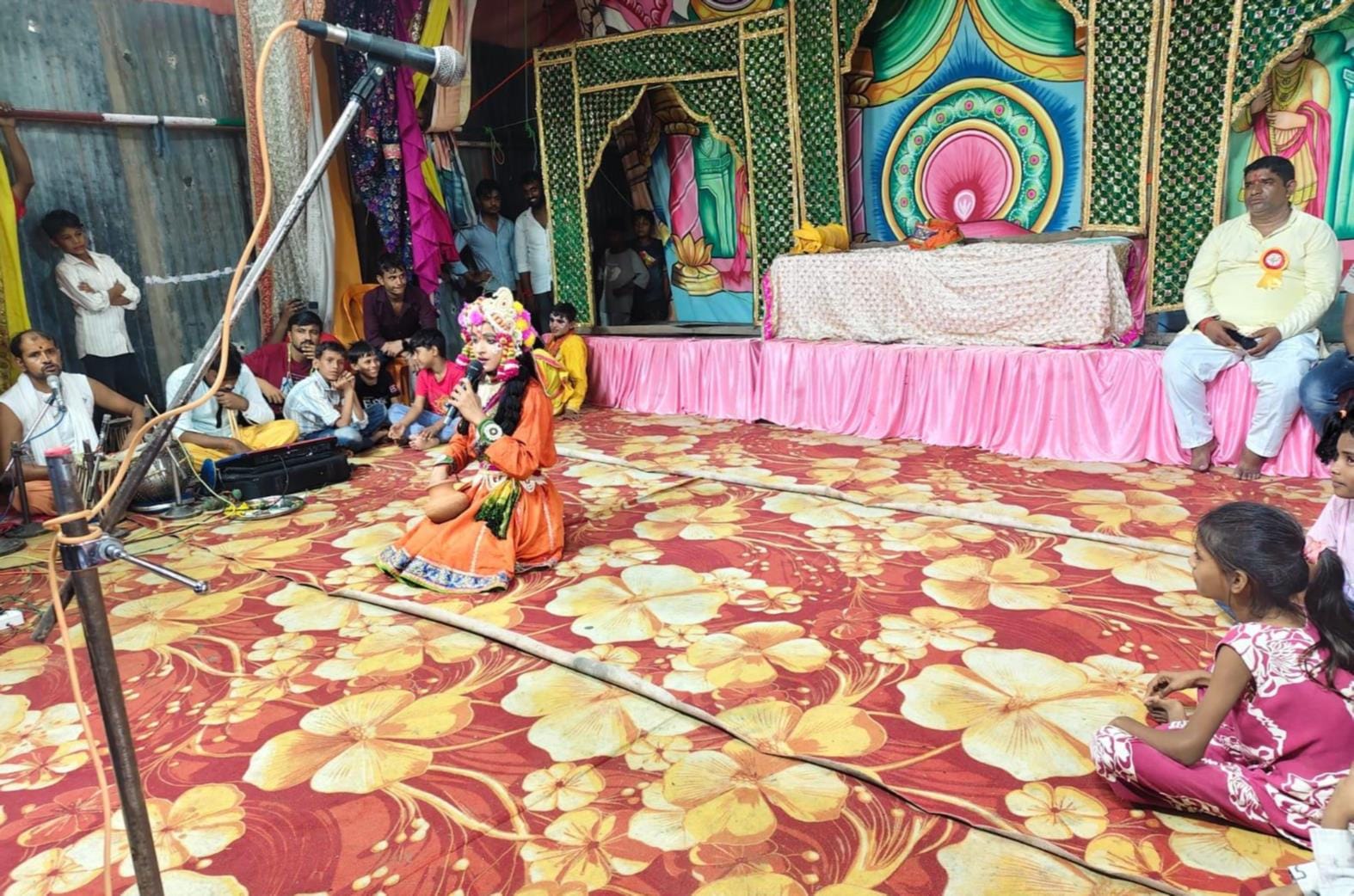 श्रीराम जानकी मंदिर परिसर में आयोजित कार्यक्रम के दौरान कथा का मंचन करते कलाकार। श्रीराम जानकी मंदिर परिसर में आयोजित कार्यक्रम के दौरान कथा का मंचन करते कलाकार।
